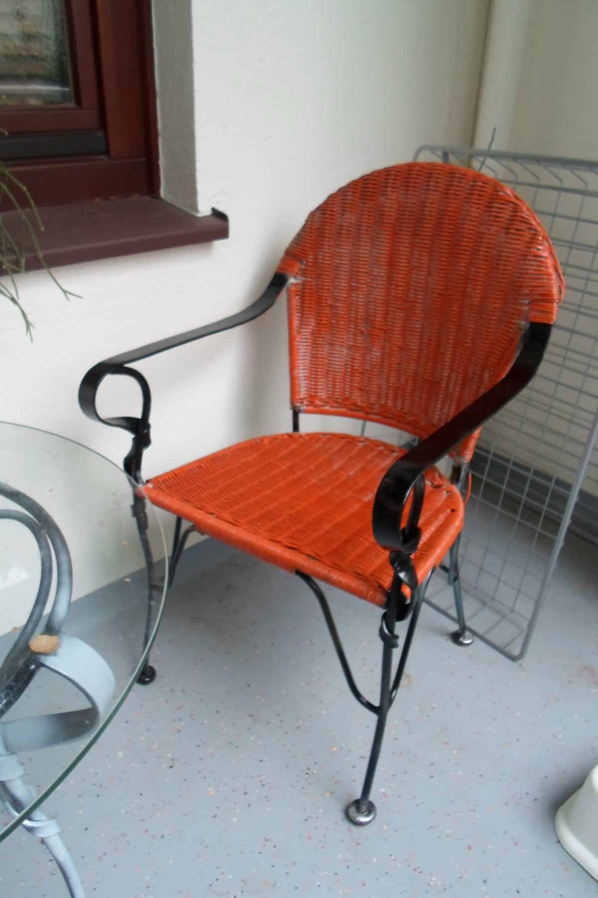 Renovar el balcón: Pintar sillas de mimbre y hierro