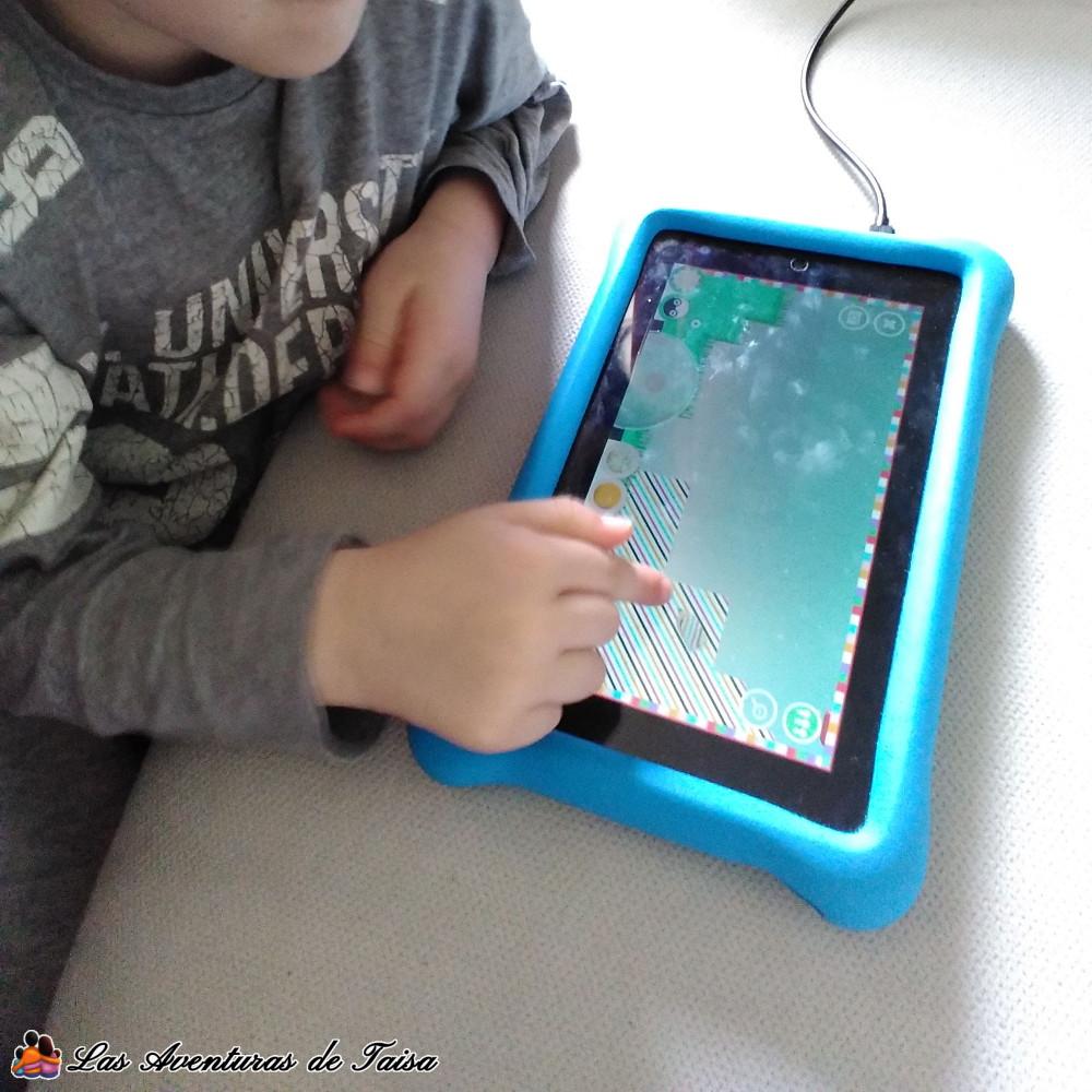 Mi hijo jugando con su tablet Fire Kids