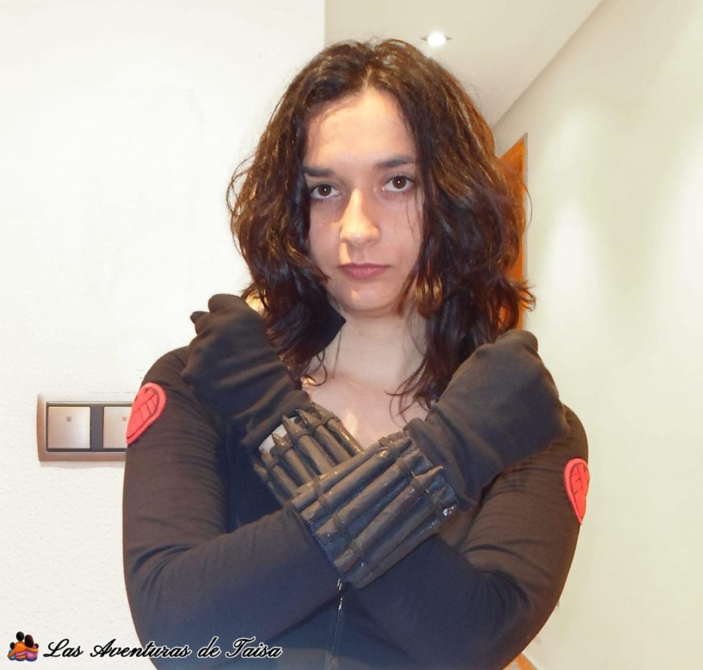 Detalle muñequeras de balines o capsulas del disfraz de Viuda Negra - Vengadores