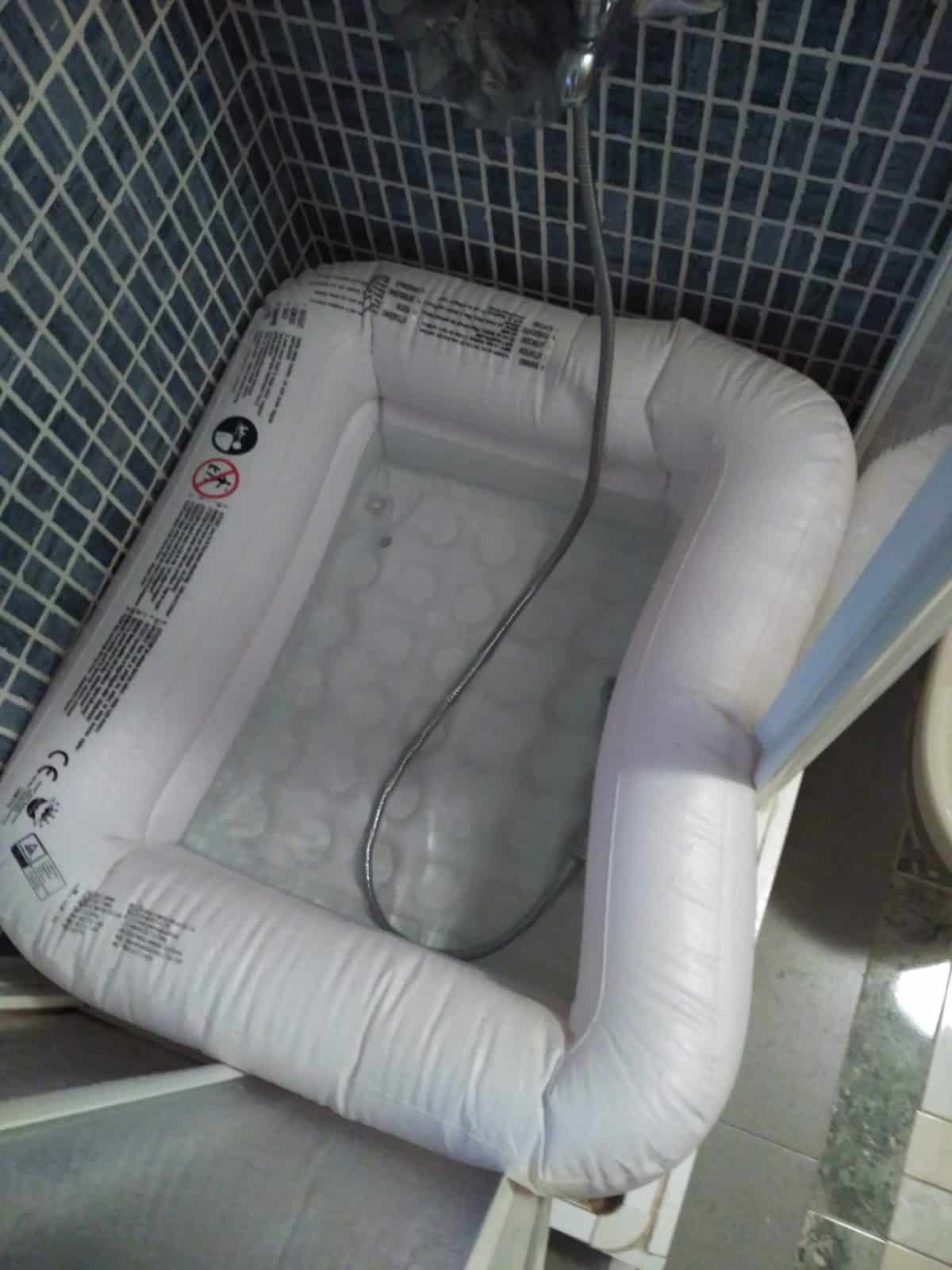 Bañera hinchable para usar en la ducha