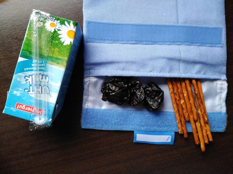 Idea de desayunos sanos para niños - Leche, palitos de sal y ciruelas pasas