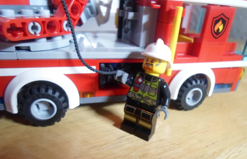 Lego - Opiniones sobre nuestros sets de lego - Imagen ilustrativa set de camión de bomberos - bombero y camión