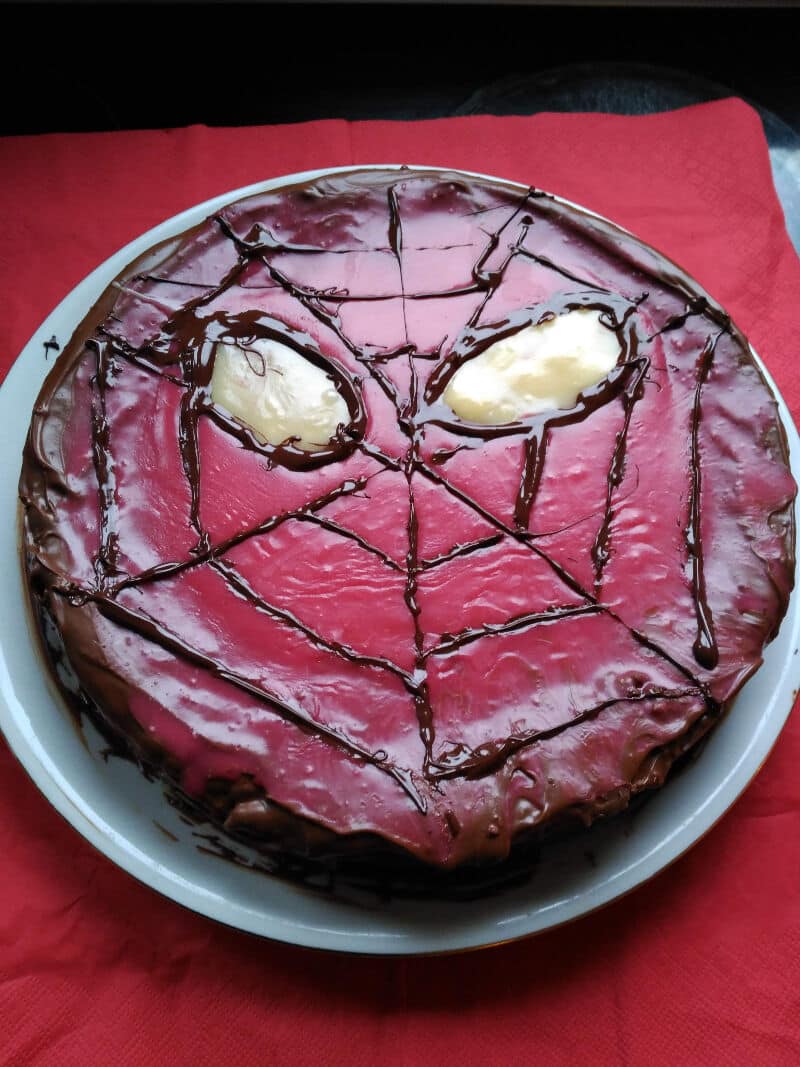 Cómo hacer una tarta decorada de Spiderman sin Fondant