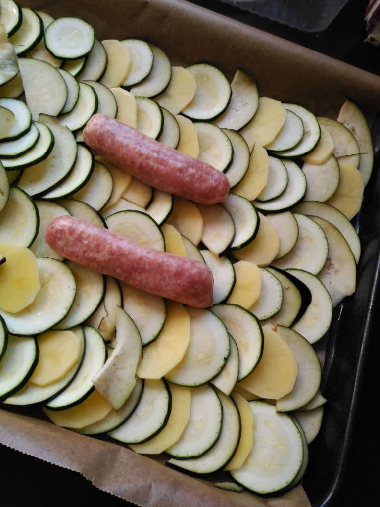 Salchichas con verduras al horno - Preparación