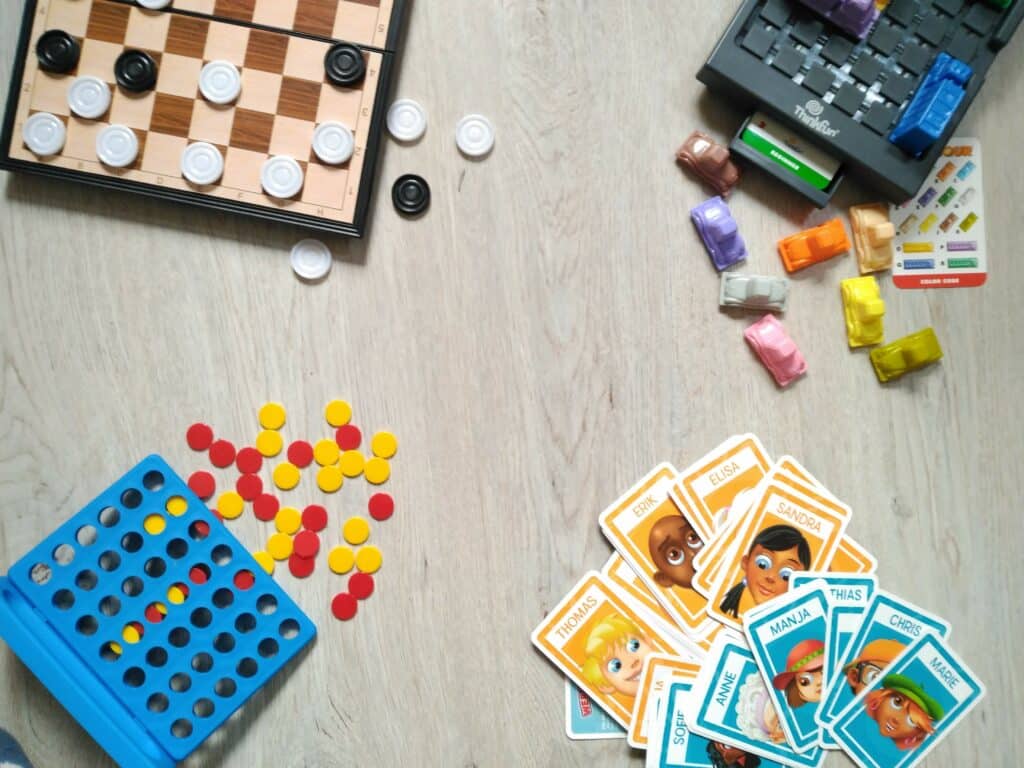 Juegos de mesa para niños - Cuándo empezar - Damas, 4 en raya, atascos, y quien es quien