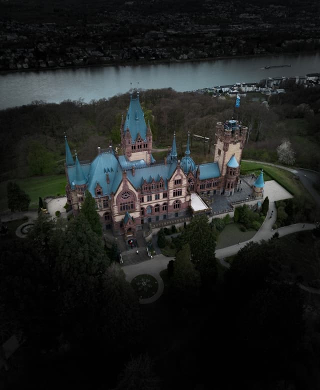 Castillo de Drachenburg en Renania | Foto de Urs Lendermann en Unsplash