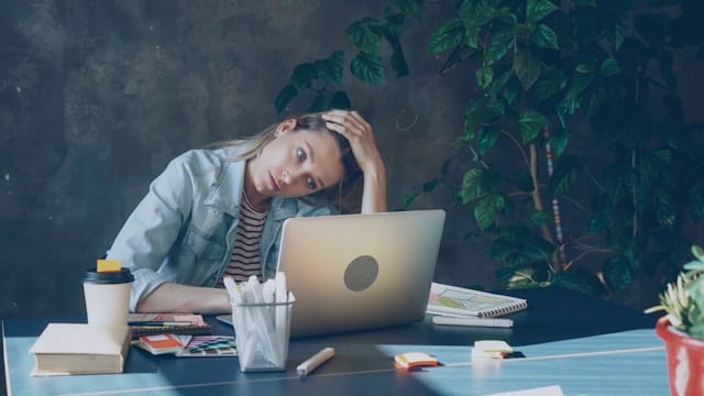 Señales de que sufres de exceso carga mental y cómo reconocerla